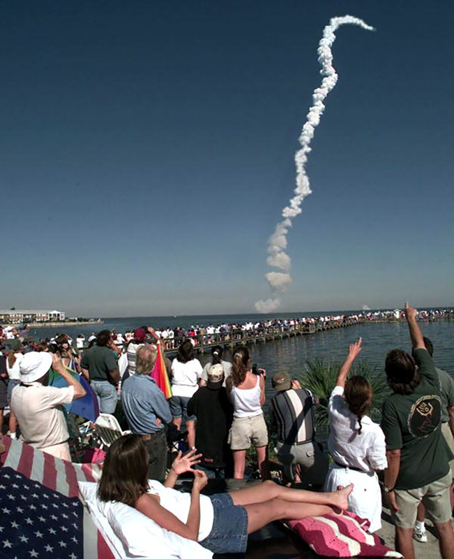 Crowds watching the launch of Space Shuttle Discovery, 1998